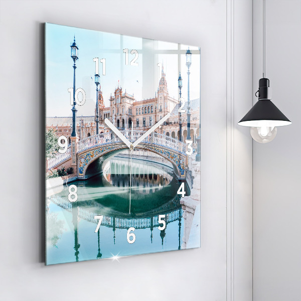 Szögletes fali üvegóra Plaza de Espana Sevillában