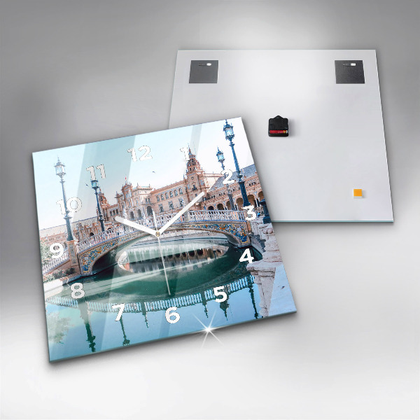 Szögletes fali üvegóra Plaza de Espana Sevillában