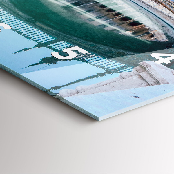 Szögletes fali üvegóra Plaza de Espana Sevillában