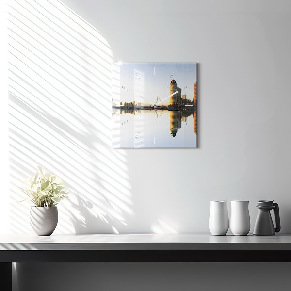 Szögletes fali üvegóra Város a folyón