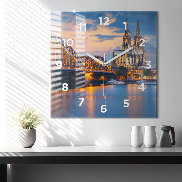 Szögletes fali üvegóra Kilátás a városházára