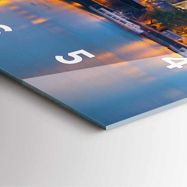 Szögletes fali üvegóra Kilátás a városházára