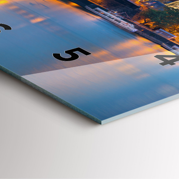 Szögletes fali üvegóra Kilátás a városházára