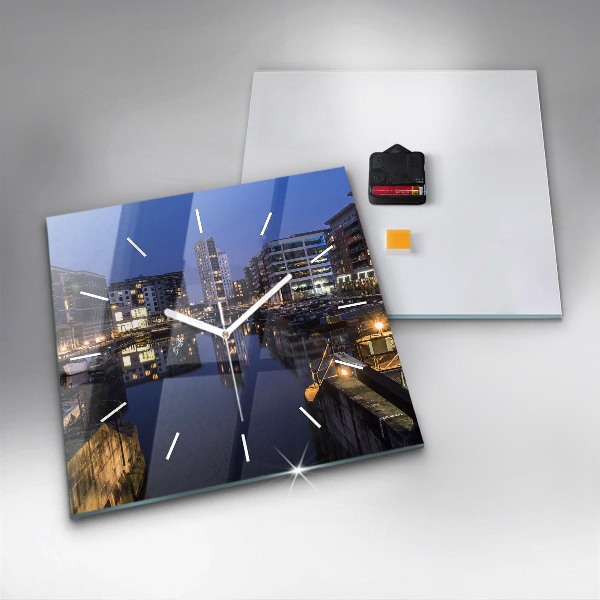 Szögletes fali üvegóra A város éjszaka kivilágosodott