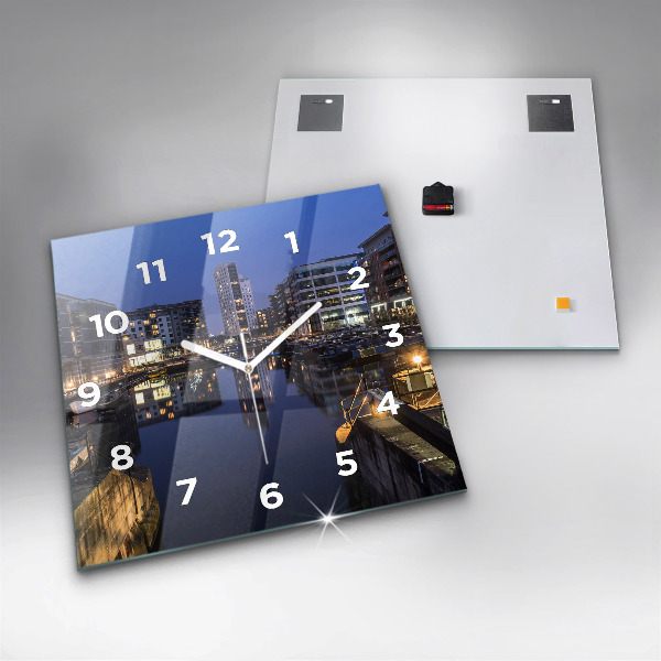 Szögletes fali üvegóra A város éjszaka kivilágosodott