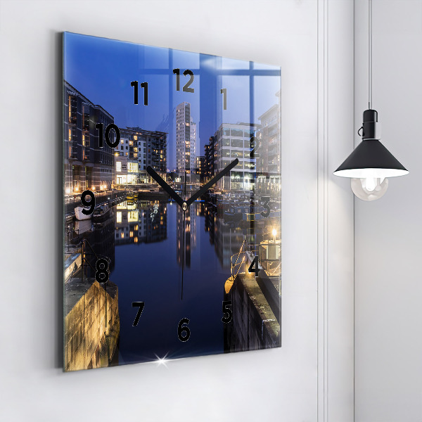 Szögletes fali üvegóra A város éjszaka kivilágosodott