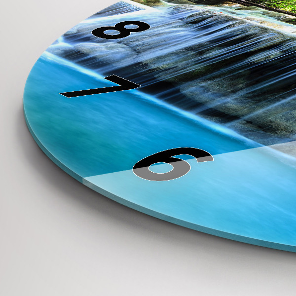 Kerek fali üvegóra Vízesés az erdőben