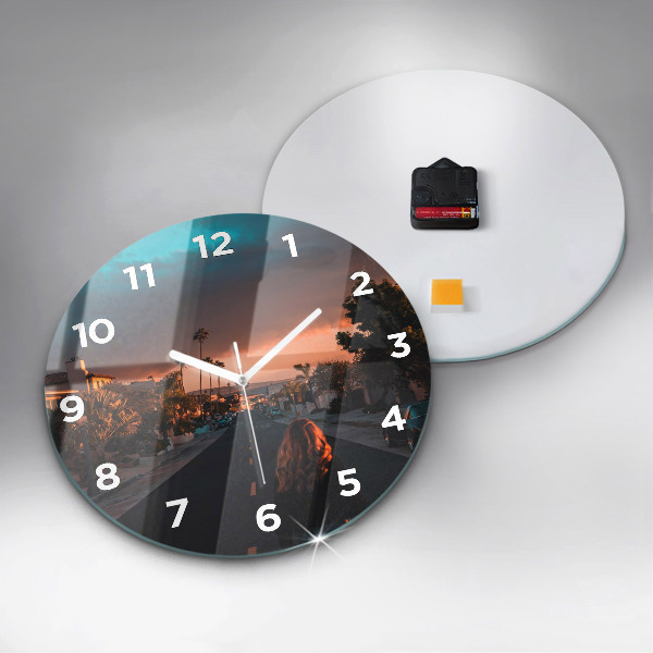 Kerek fali üvegóra Nő az úton