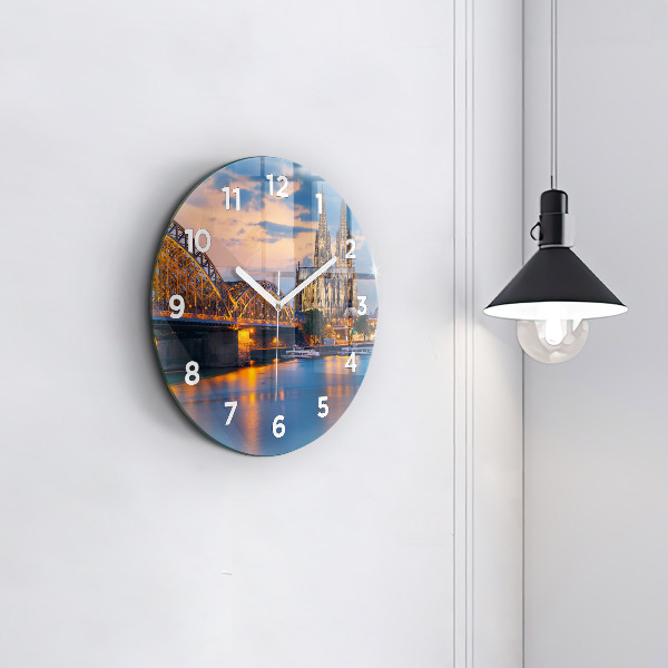 Kerek fali üvegóra Kilátás a városházára